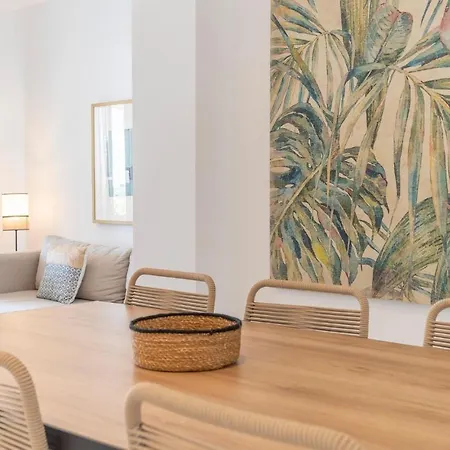 Amazing In With 2 Bedrooms, Outdoor Swimming Pool And Swimming Pool アパート エステポナ