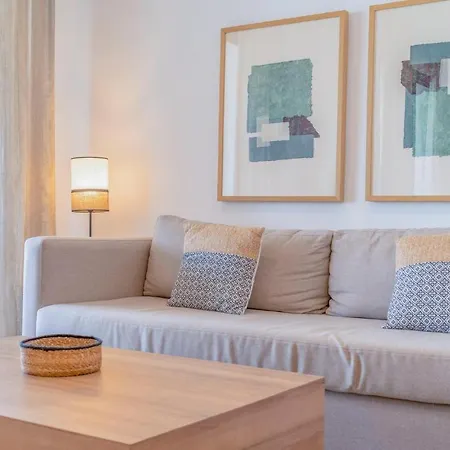 Amazing In With 2 Bedrooms, Outdoor Swimming Pool And Swimming Pool *