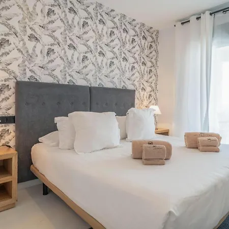 Amazing In With 2 Bedrooms, Outdoor Swimming Pool And Swimming Pool *